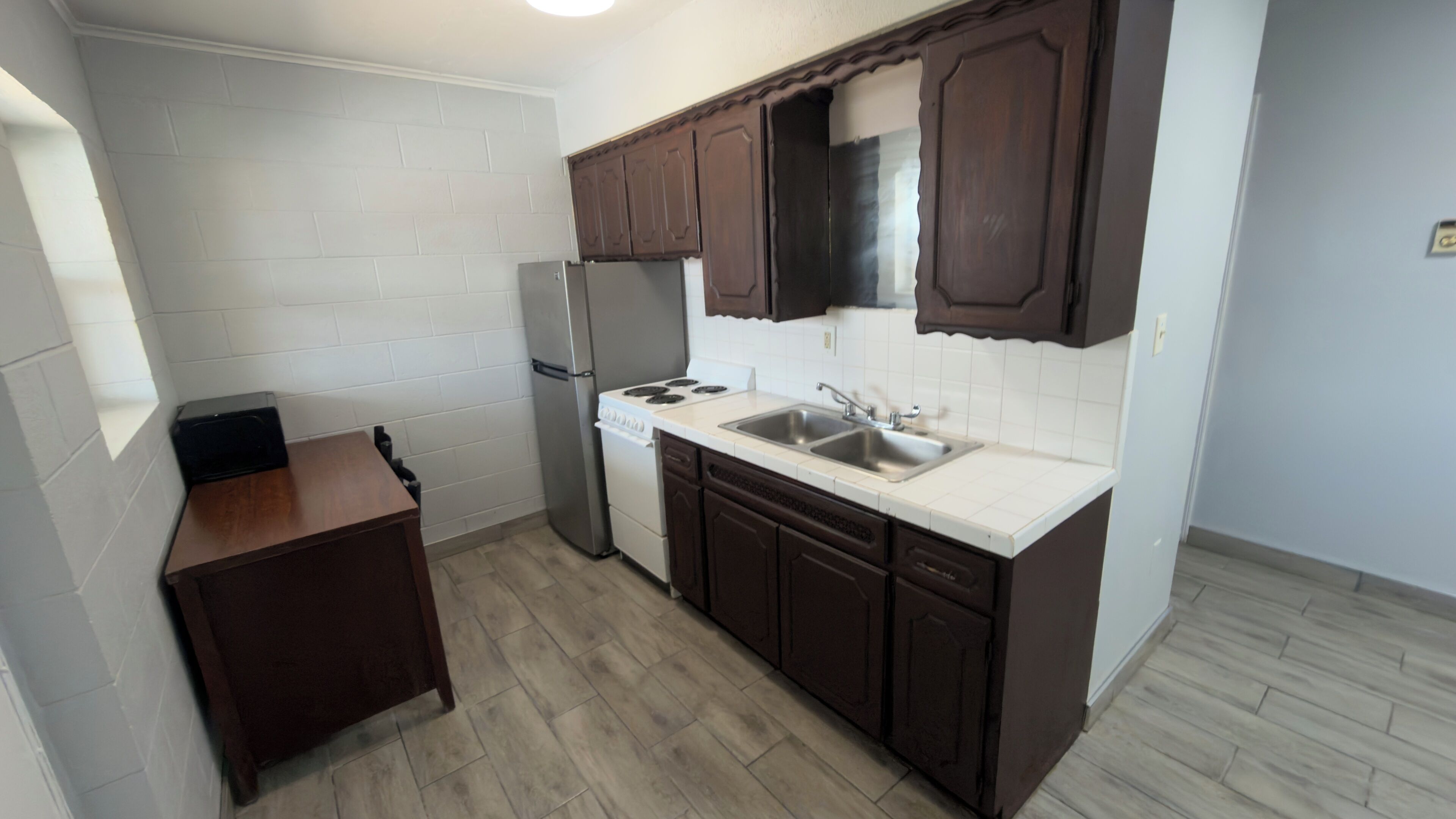 Deluxe studio, 2 queensize bedden, niet-roken, kitchenette | Privékeuken | Een koelkast met diepvriezer, een microgolfoven, een oven, een kookplaat