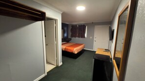 Laptop workspace, free WiFi - Ada Inn & Suites (Ada)