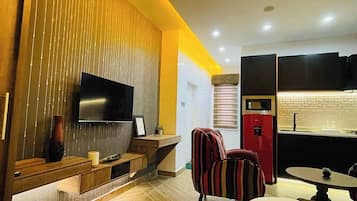 Apartament econòmic, balcó, vistes a la ciutat | Caixa forta a l'habitació i escriptori