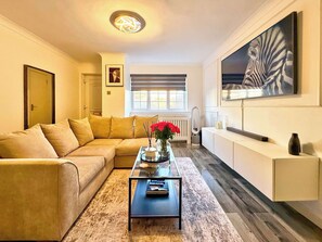 TV - Stylish 2 BDR house in Grays Essex (Grays)