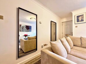 TV - Stylish 2 BDR house in Grays Essex (Grays)