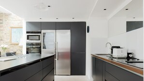Coffee/tea maker, fridge, microwave, oven - Luxury 3BDR Home with Terrace in West London (Greater London)
