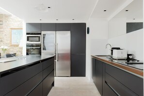 Wasserkocher mit Kaffee-/Teezubehör, Kühlschrank, Mikrowelle, Ofen