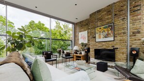 TV - Luxury 3BDR Home with Terrace in West London (Greater London)