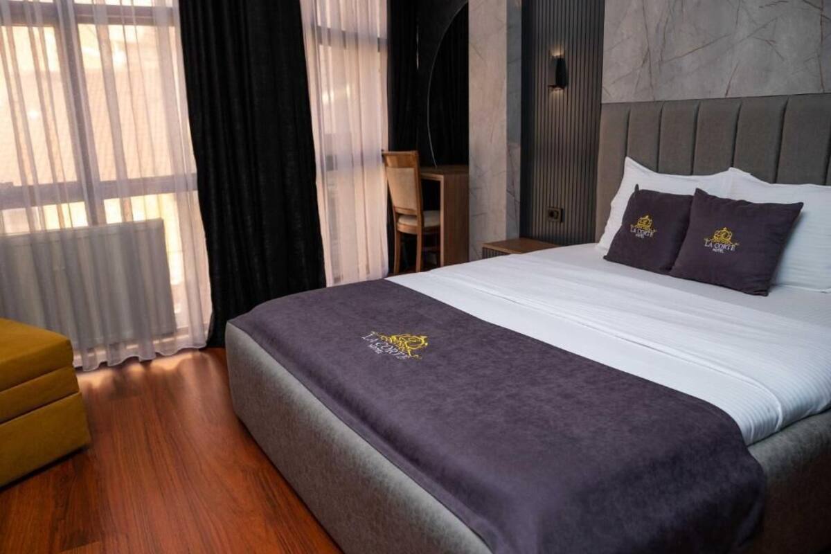 Une chambre d’hôtel avec un lit, un bureau et une chaise.