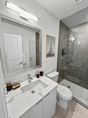 Douche, sèche-cheveux, serviettes fournies, savon