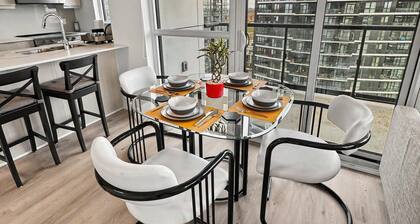 Modern 2BR+Den Condo near Square One | Sleeps 6 | Mins to Pearson YYZ