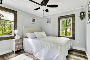 Tabla de planchar con plancha, wifi y ropa de cama 