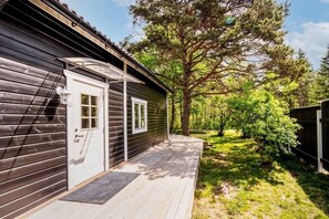 Terrace/patio - Ekhaga Cabins - Holiday home by the Baltic Sea with sauna & nature (Dröstorp)