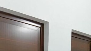 Dos puertas de madera con paneles horizontales y un pomo.