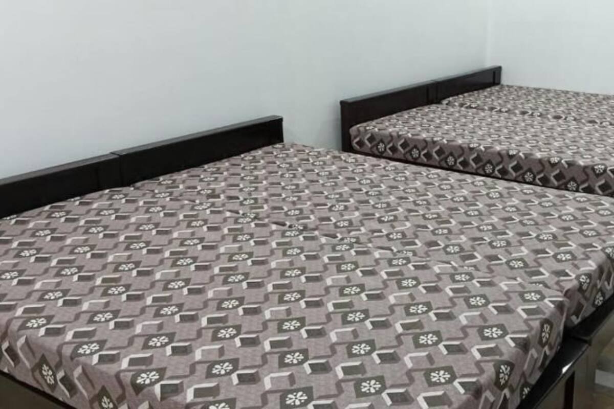 ベーシック 4 人部屋 | WiFi (無料)、ベッドシーツ