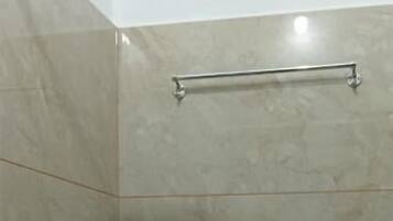 Basic Quadruple Room | Bathroom