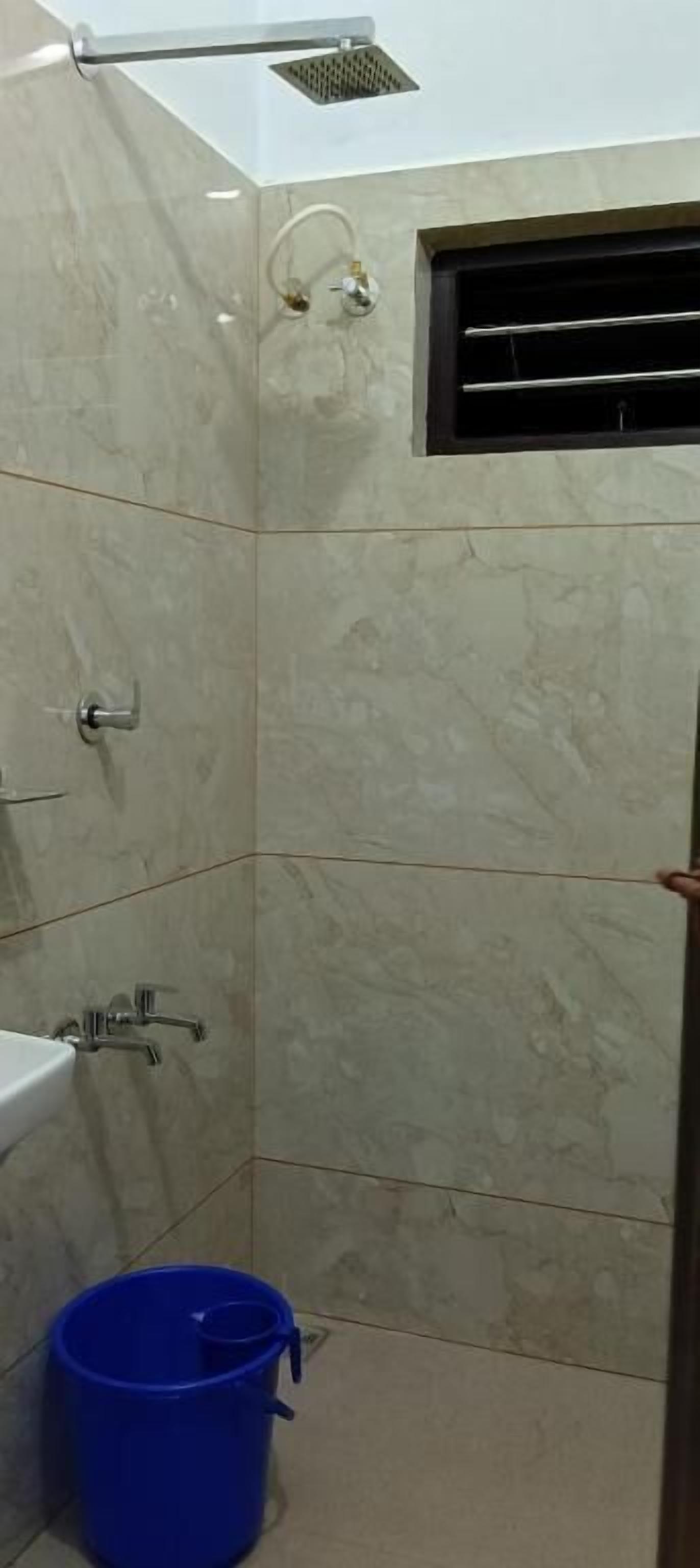 Chambre Familiale, patio | Salle de bain