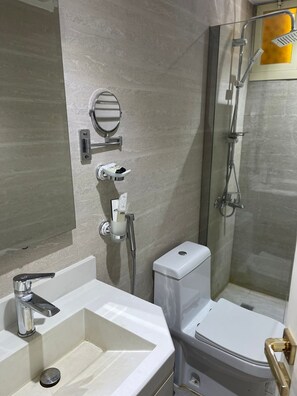 Apartamento | Banheiro | Secador de cabelo, toalhas de banho, sabonete, shampoo