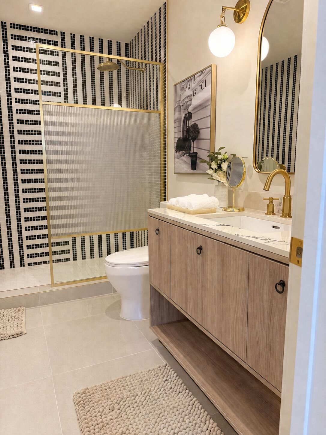 Apartamento Confort, balcón, vistas a la ciudad | Baño | Ducha, artículos de higiene personal gratuitos y secador de pelo