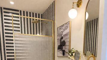 Apartamento Confort, balcón, vistas a la ciudad | Baño | Ducha, artículos de higiene personal gratuitos y secador de pelo