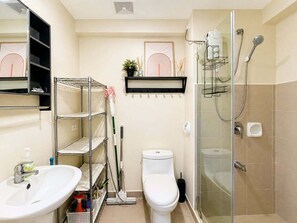 Serviettes fournies, savon, papier toilette