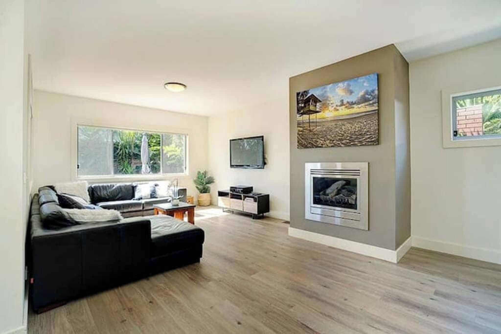 TV, fireplace