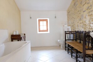 Douche, sèche-cheveux, serviettes fournies, savon