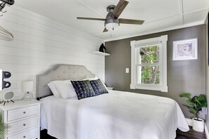 2 bedrooms, iron/ironing board, WiFi, bed sheets - Saratoga Lakehome w Beach, Near Track -Cottage C1 (Saratoga Springs)