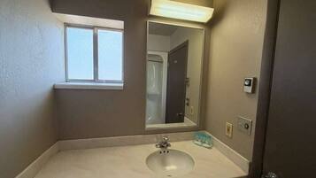 Ducha, toallas, jabón y champú