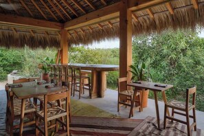 Outdoor dining - Hotel Punta Pajaros Villa 2 Puerto Escondido, Oaxaca (Puerto Escondido)