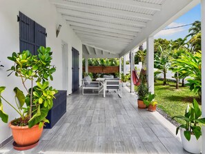 Family Villa, 3 Bedrooms, Balcony | Outdoor dining - L'accroche Coeur - Villa Piscine (Saint-François)