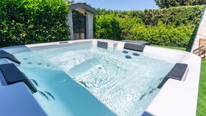 Outdoor spa tub - Vrbo Property (Modugno)