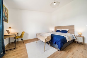 Tabla de planchar con plancha, wifi y ropa de cama