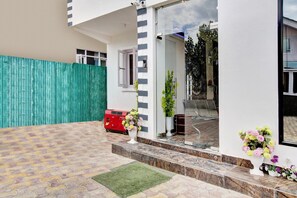 House | Meja sambut tetamu