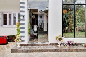 House | Reception - Saver Double Rest A While (Srinagar)
