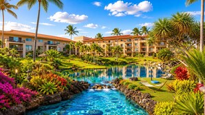 Un resort con piscina, palmeras y un edificio con balcones.