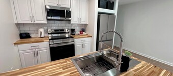 Patchwork Paradise A - New 2BR Home - 5 Minute walk to Missouri Star