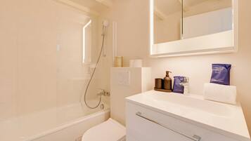 Apartment | Bathroom | Bathtub, hair dryer, towels, shampoo