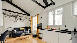 A modern apartment with a living room, kitchen, and dining area. - Spacious Appartement 2br/7p - Nogent-sur-marne (Nogent-sur-Marne)