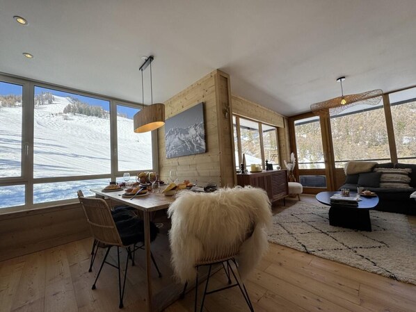 A modern interior with a dining area, a sofa, and large windows overlooking a snowy landscape. - 4th floor, balcony, tv, ski locker, 62m², Vars (Vars)