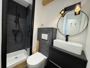 A modern bathroom with a shower, toilet, and sink. - 4th floor, balcony, tv, ski locker, 62m², Vars (Vars)