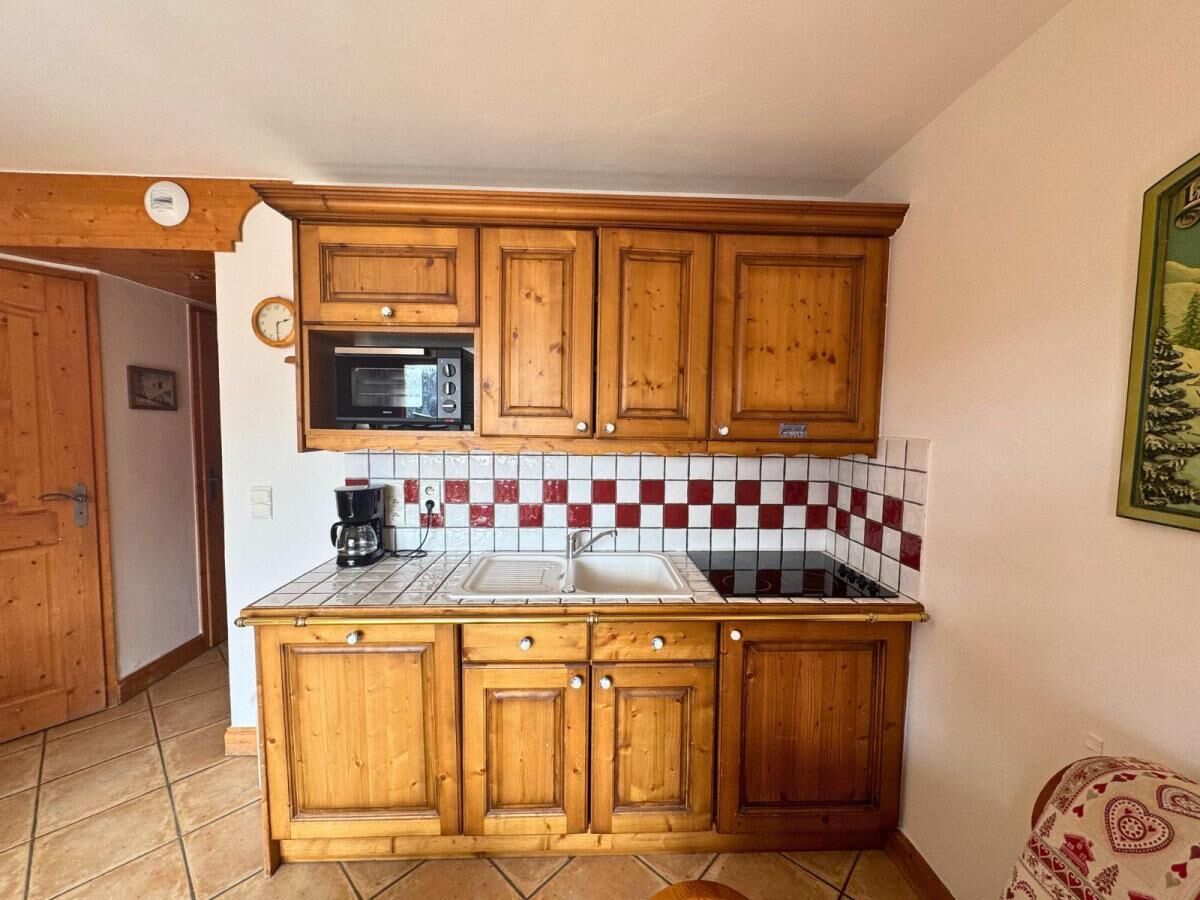 Fridge, oven, dishwasher, coffee/tea maker