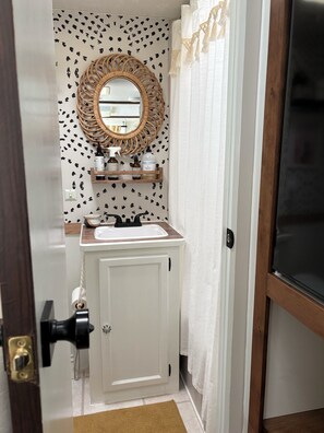 Een douche, handdoeken, zeep, toiletpapier