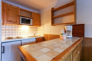 Wasserkocher mit Kaffee-/Teezubehör, Kühlschrank, Ofen, Geschirrspüler