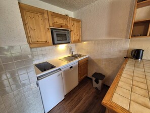 Wasserkocher mit Kaffee-/Teezubehör, Kühlschrank, Geschirrspüler