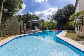 Chalet | Pool - Casa com 4 Quartos - Alto Padrão (Carapicuíba)