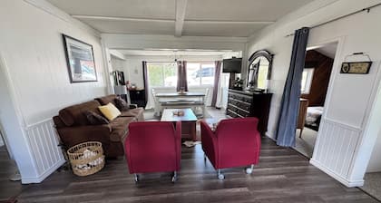 Cute cozy red cottage.Close to the KVR, and river, perfect for outdoorsy people.