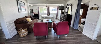 Cute cozy red cottage.Close to the KVR, and river, perfect for outdoorsy people.