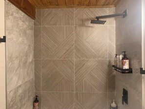 Haartrockner, Handtücher, Seife, Toilettenpapier