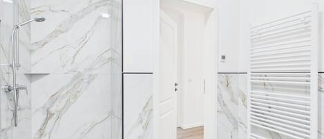 Dusche, Handtücher, Seife, Toilettenpapier