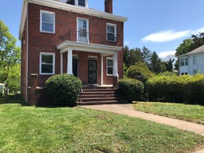 Exterior - 2-bedroom building in cool Richmond with refreshing AC (Richmond)
