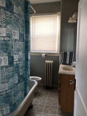 Towels, soap, toilet paper - 2-bedroom building in cool Richmond with refreshing AC (Richmond)