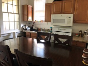 Private kitchen - 2-bedroom building in cool Richmond with refreshing AC (Richmond)