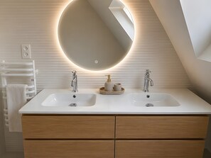 Shower, hair dryer, towels - Holiday Home “Kerou Plage” – Sea View, 50 m from Beach, Private Pool (Clohars-Carnoët)